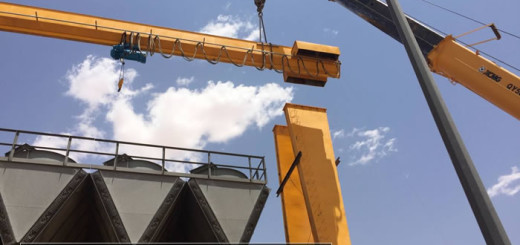 Install gantry crane main girder on the legs